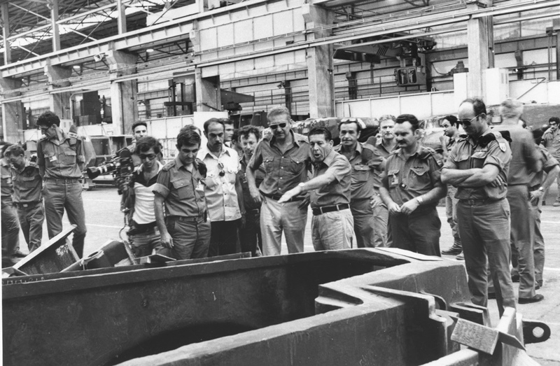 תמונה של שנת 1977- ביקור שר הביטחון בטנק המרכבה 